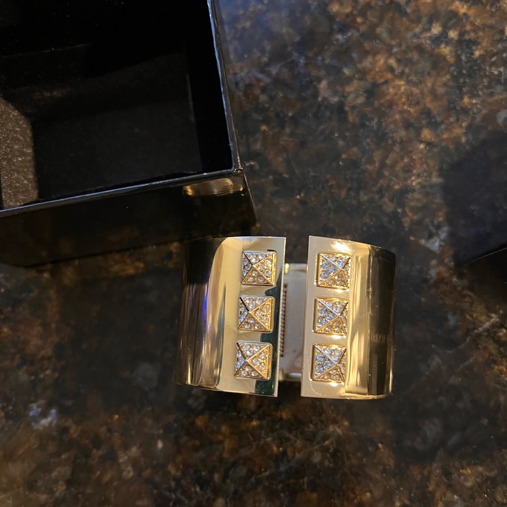 Victoria’s Secret Gold Crystal Studded Cuff NIB Gift Box Statement Bracelet - Picture 11 of 14